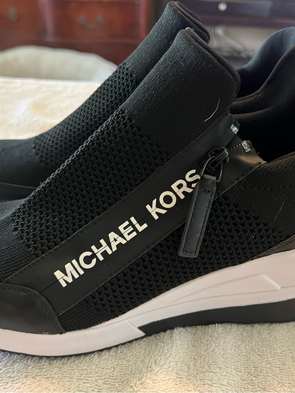 Michael Kors Women’s Willis Stretch Knit Trainer Size 10 - Picture 3 of 5